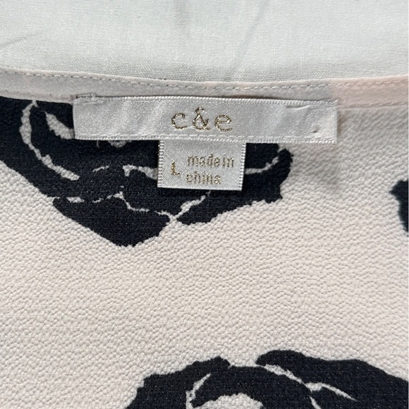 C&E Women's White Black Floral V-Neck Short Sleeve Pullover Blouse Large - Picture 4 of 4